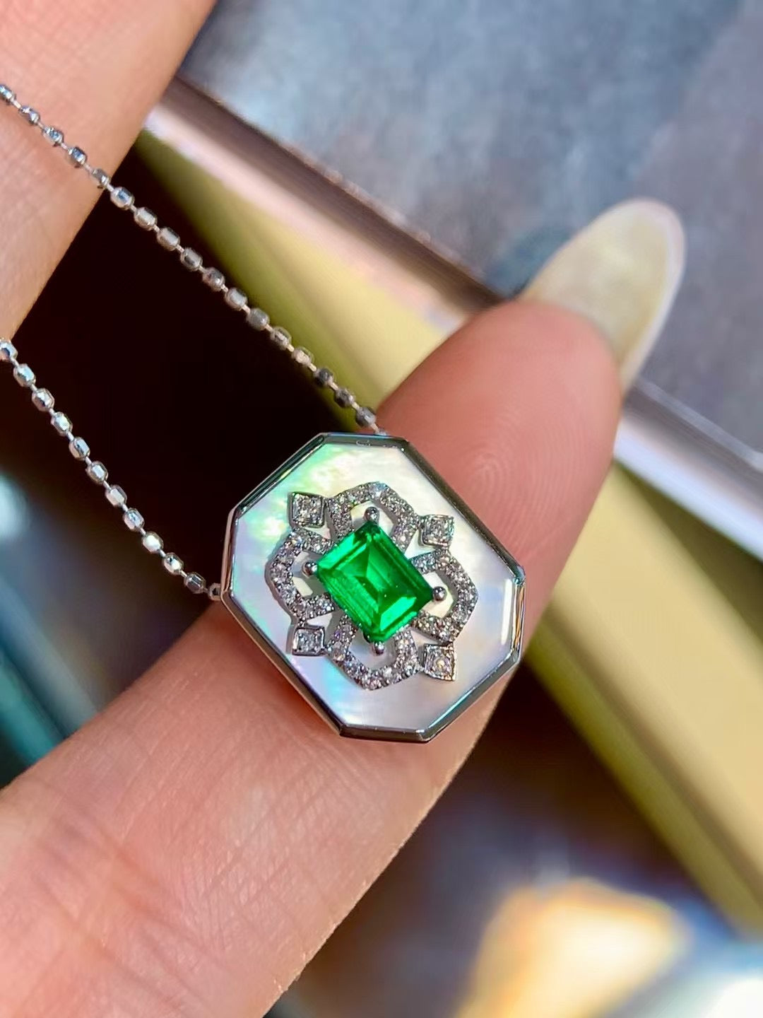 18k金鑲祖母綠白貝手鐲吊墜兩用款