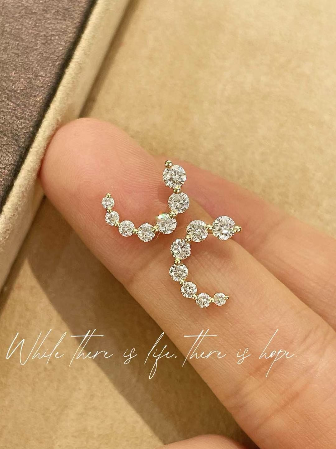 18k鑲嵌培育鑽月亮C造型耳環