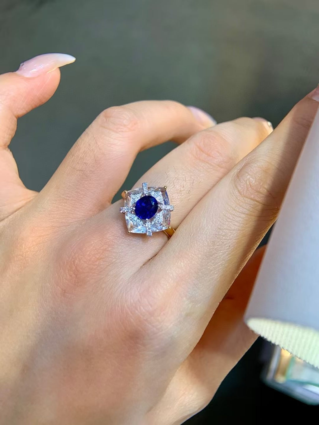 18k金鑲白水晶藍寶石戒指