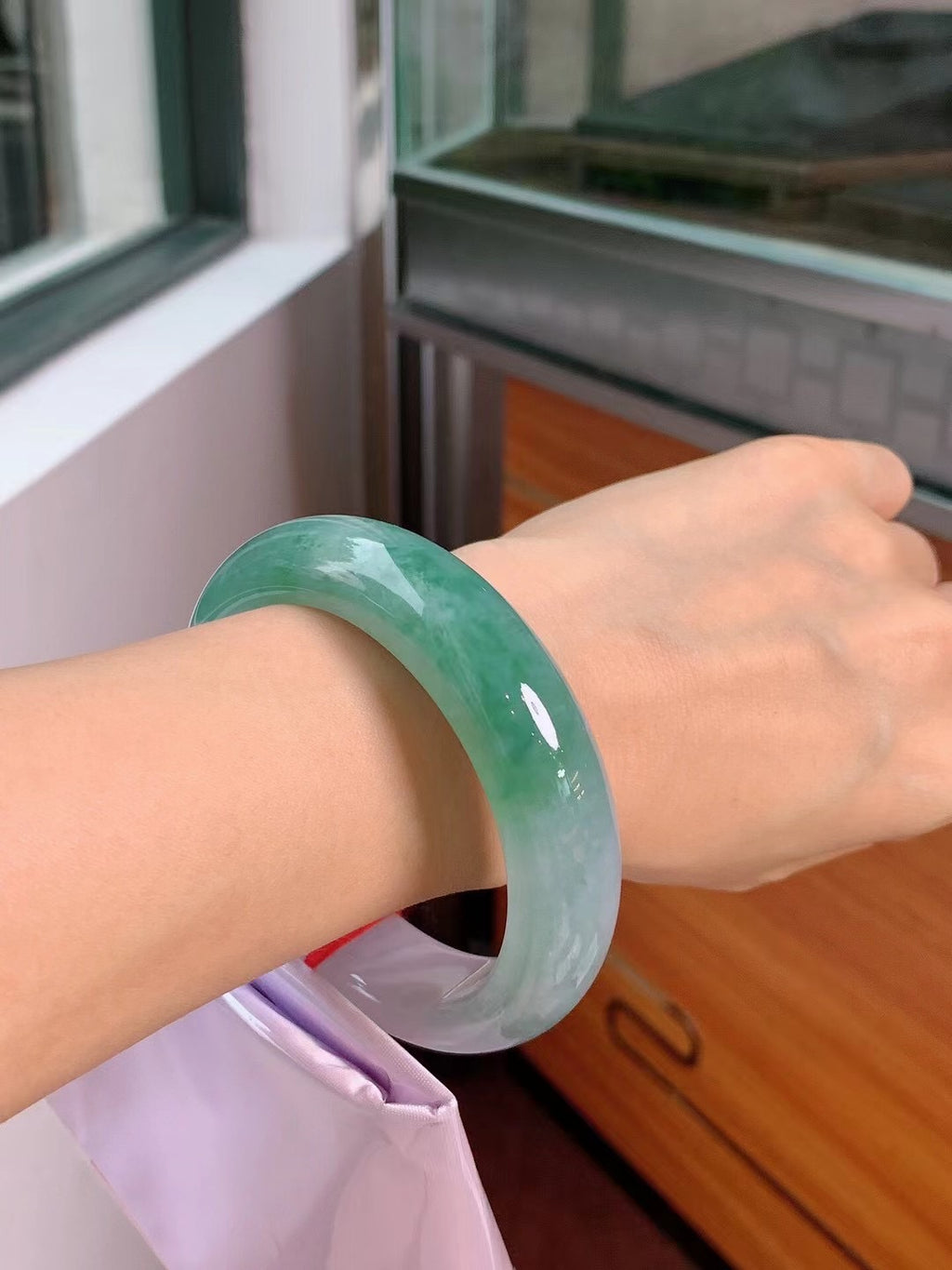 翡翠水潤飄綠59寬版正圈手鐲