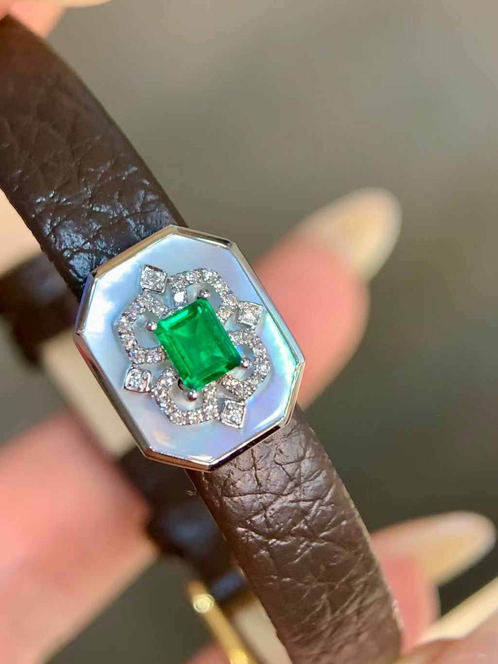 18k金鑲祖母綠白貝手鐲吊墜兩用款