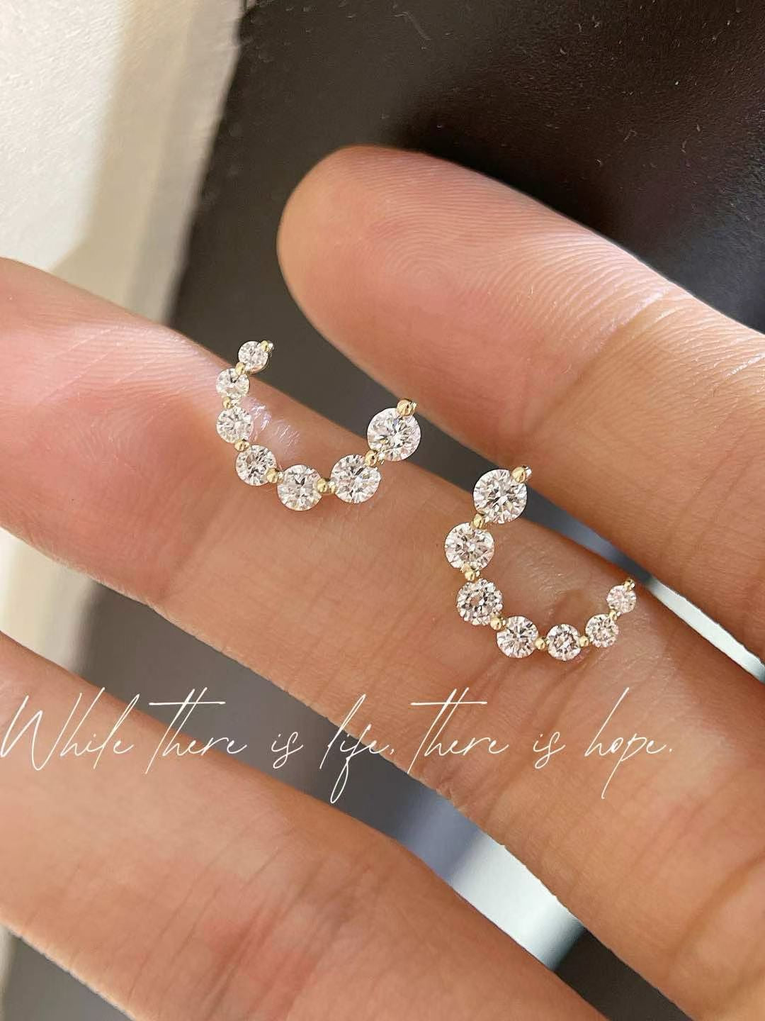 18k鑲嵌培育鑽月亮C造型耳環