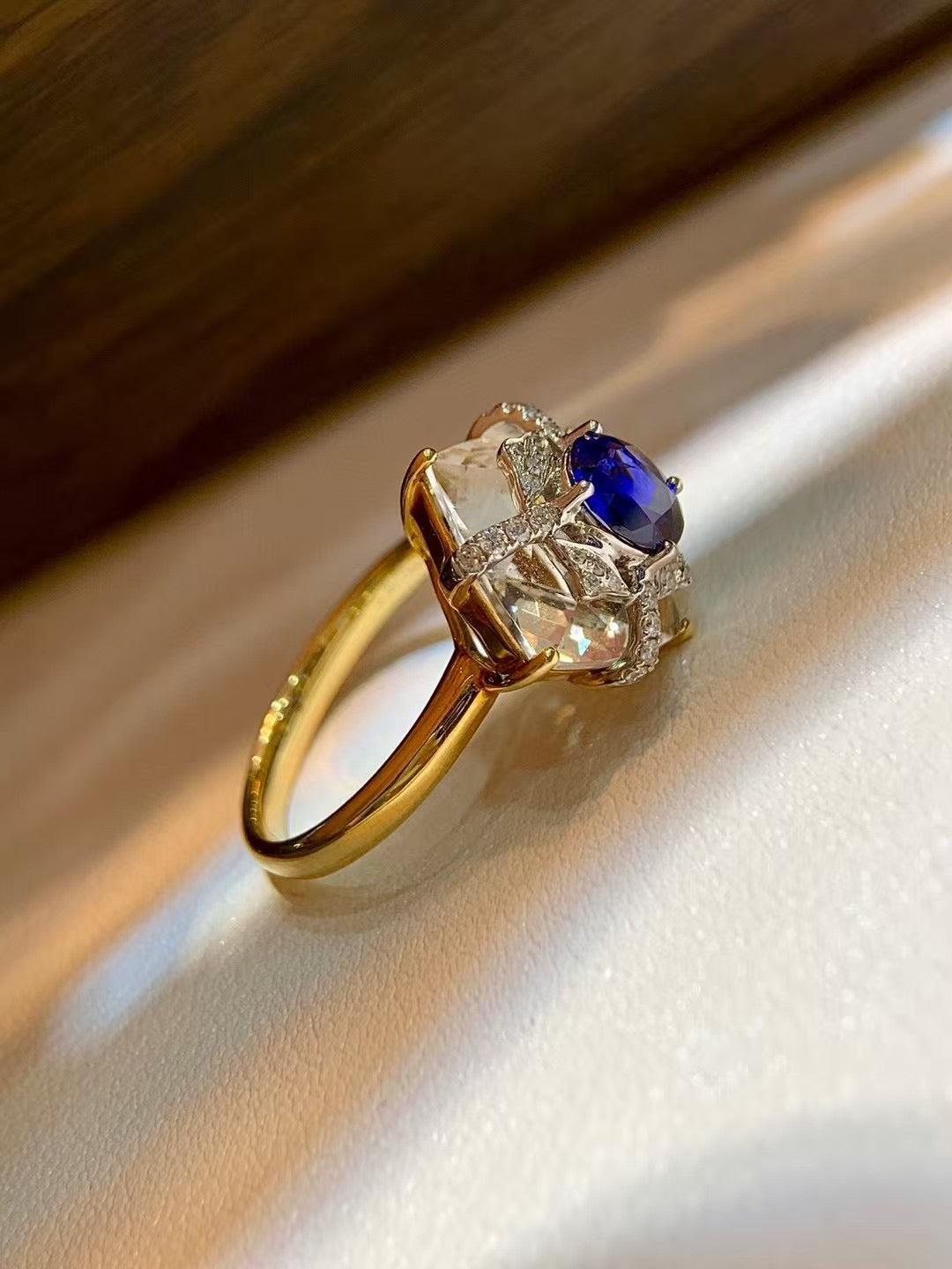 18k金鑲白水晶藍寶石戒指