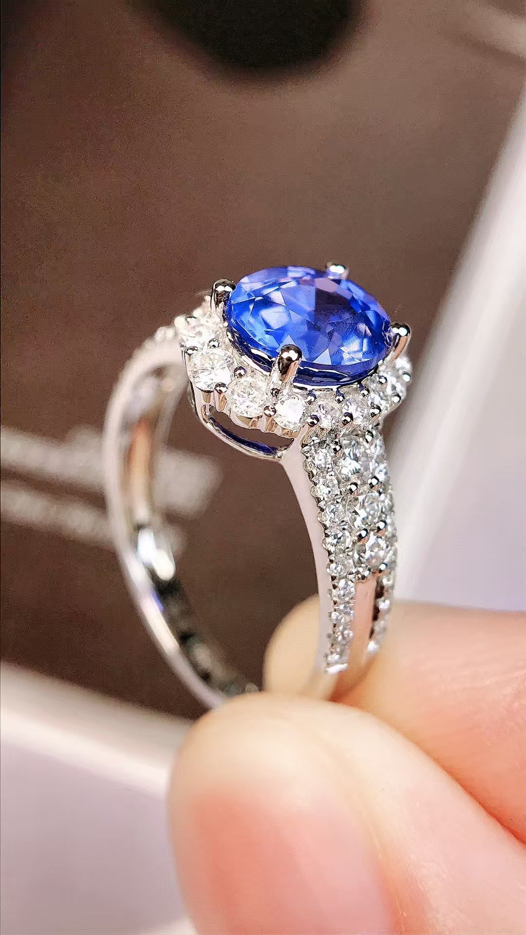 18k金鑲藍寶石戒指