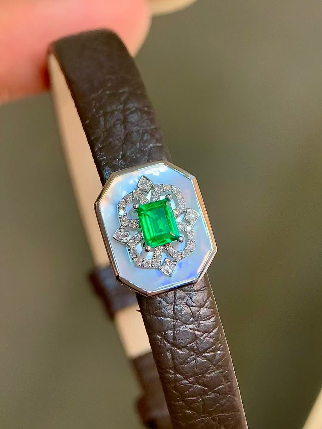 18k金鑲祖母綠白貝手鐲吊墜兩用款