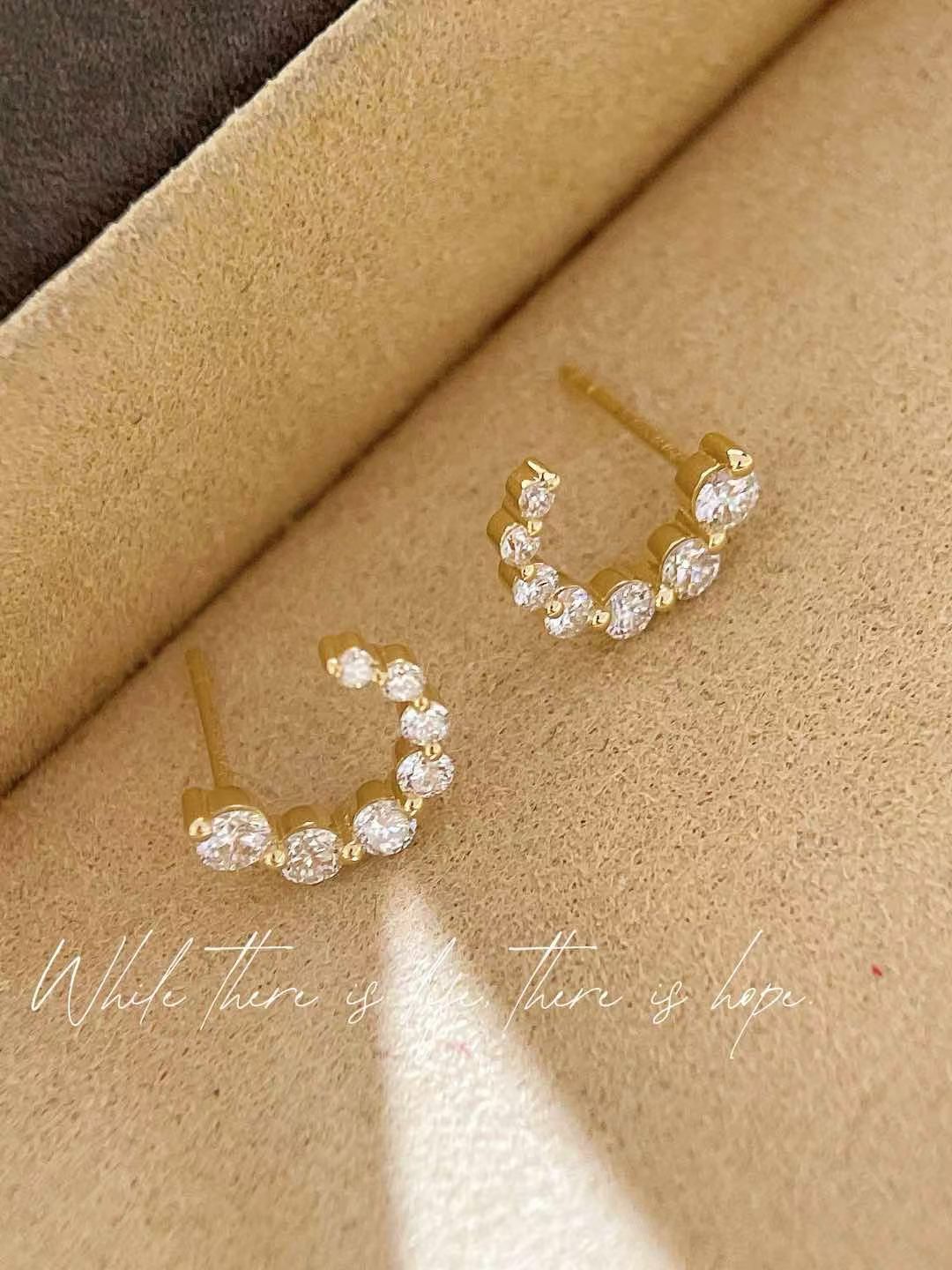 18k鑲嵌培育鑽月亮C造型耳環